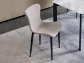 CBD 国际知名品牌 现代简约畅销百搭 高档皮艺 环抱造型设计浅灰色餐椅（此产品有短途物流费)