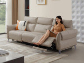 芝华仕 旗舰款 现代简约  零靠墙 真皮电动双功能位沙发   巴西进口头层牛皮+电动可调节功能位+7D太空棉 奶杏色 双功能三人沙发（此产品有短途物流费）（此款不含抱枕）