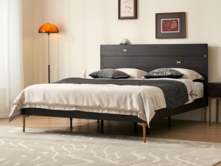  英伦风 进口实木微雕工艺 设计感深浅光影变化 厚实大板床头 灵动铜件点缀 阿尔贝托雕塑金属高脚 1.8*2.0米 实木床（搭配满铺燕尾油漆床板）