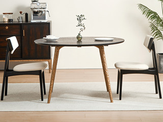  英伦风 进口实木微雕工艺 设计感深浅光影变化 宽阔桌面随心置物 圆润边角防磕碰 阿尔贝托雕塑金属高脚 1.2米 餐桌